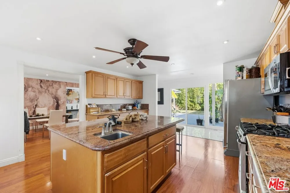 18202 Lake Encino Drive Encino, CA 91316