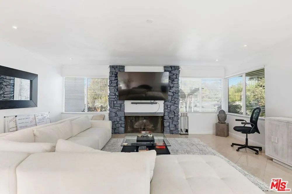 18202 Lake Encino Drive Encino, CA 91316