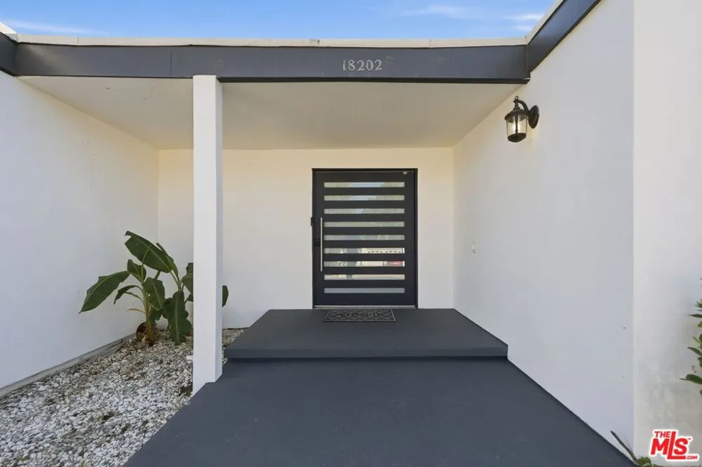 18202 Lake Encino Drive Encino, CA 91316