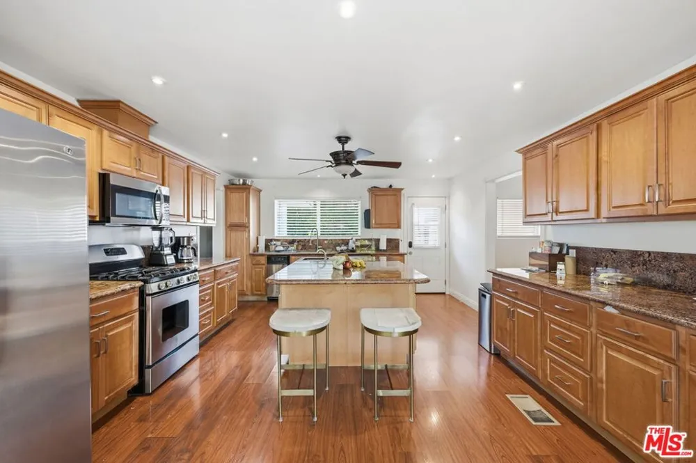 18202 Lake Encino Drive Encino, CA 91316