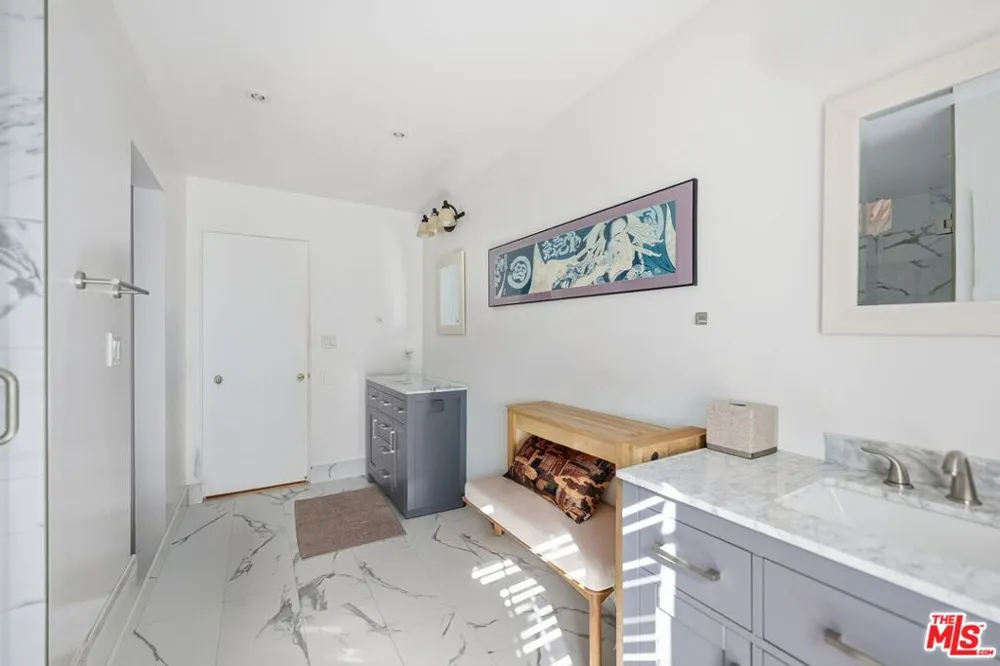 18202 Lake Encino Drive Encino, CA 91316
