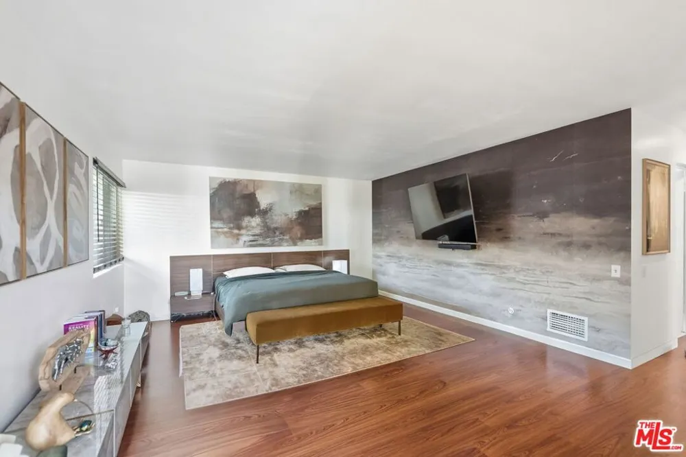 18202 Lake Encino Drive Encino, CA 91316