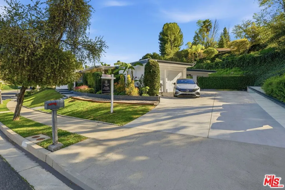 18202 Lake Encino Drive Encino, CA 91316