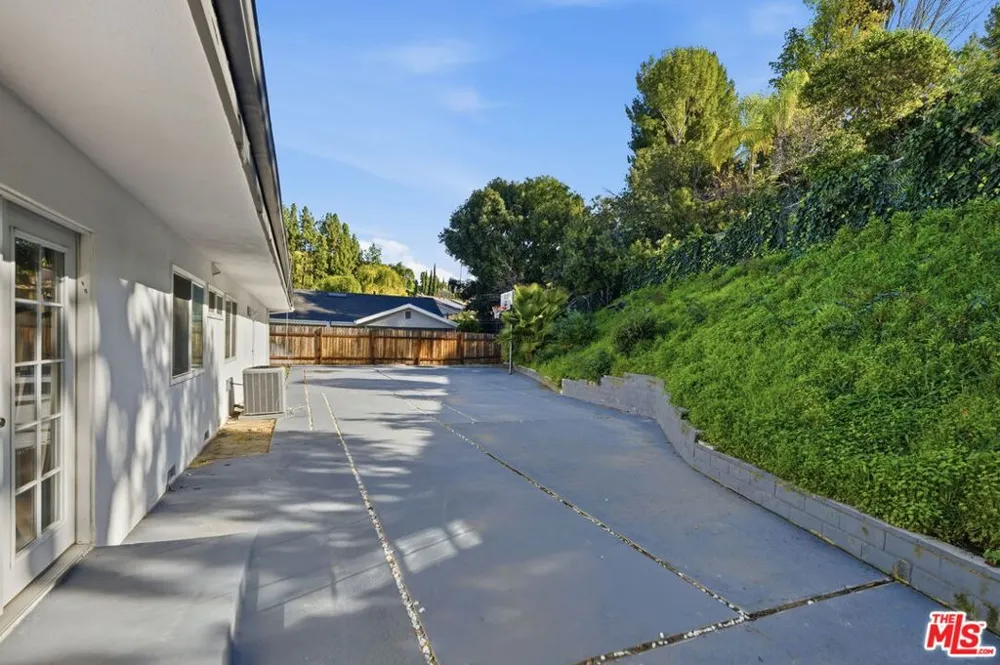 18202 Lake Encino Drive Encino, CA 91316
