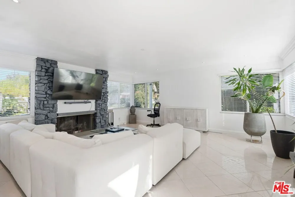 18202 Lake Encino Drive Encino, CA 91316
