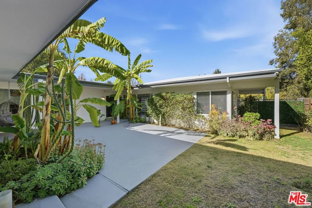 18202 Lake Encino Drive Encino, CA 91316