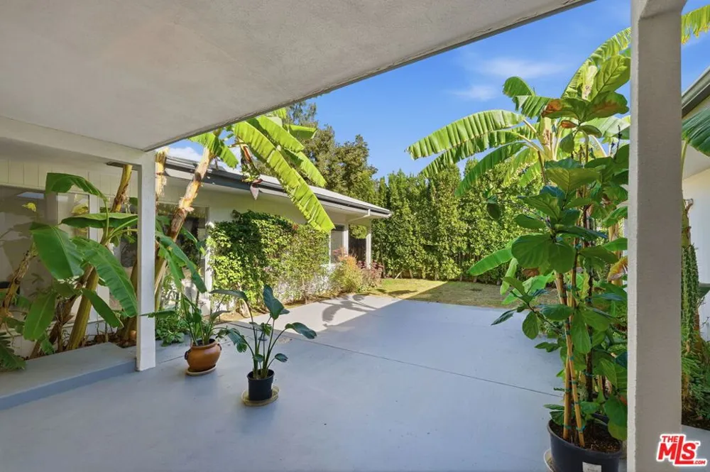 18202 Lake Encino Drive Encino, CA 91316