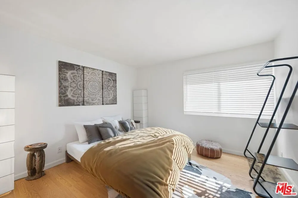 18202 Lake Encino Drive Encino, CA 91316