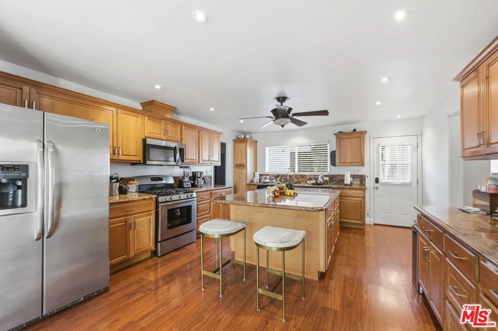 18202 Lake Encino Drive Encino, CA 91316