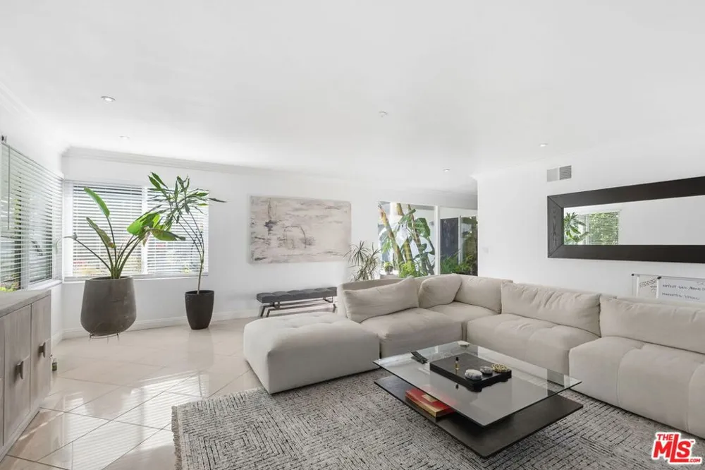 18202 Lake Encino Drive Encino, CA 91316