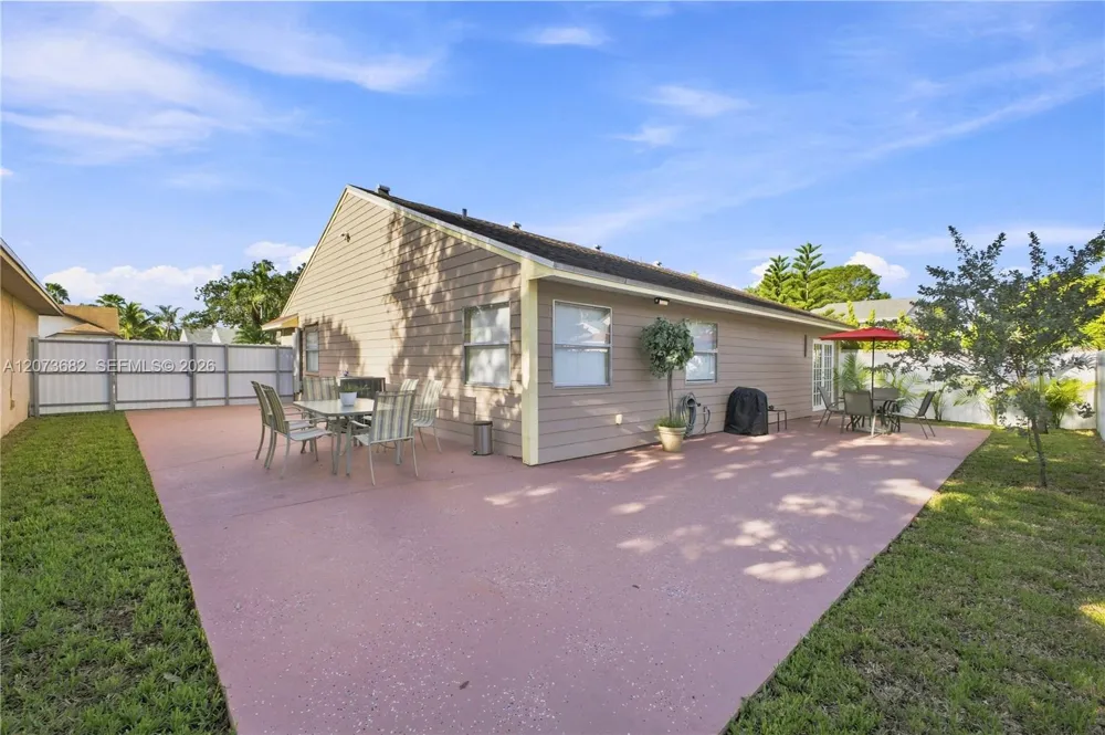 8635 SW 15th St Pembroke Pines, FL 33025