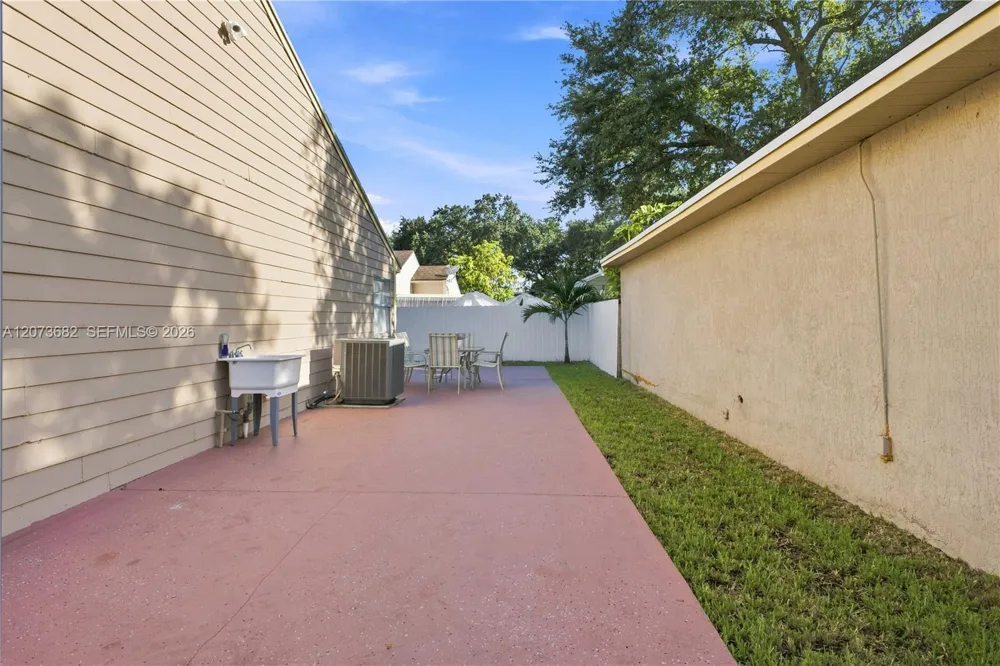 8635 SW 15th St Pembroke Pines, FL 33025