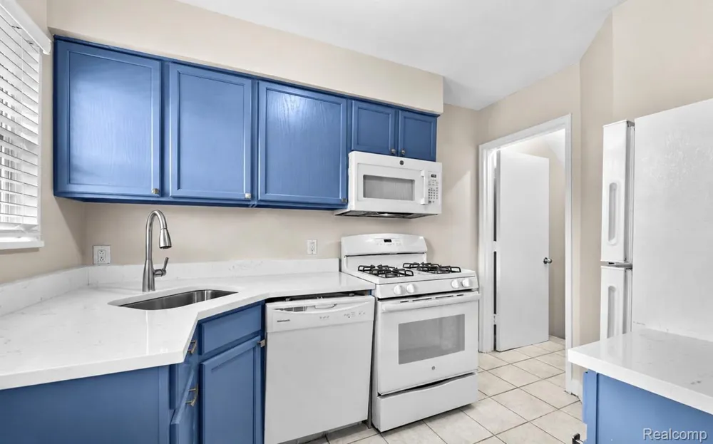 3352 Coolidge Highway #11 Royal Oak City, MI 48073