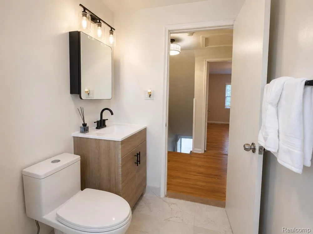 3352 Coolidge Highway #11 Royal Oak City, MI 48073