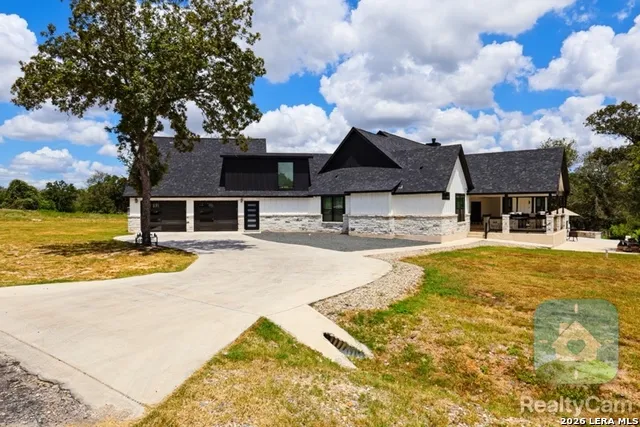 100 TIMBER RDG La Vernia, TX 78121
