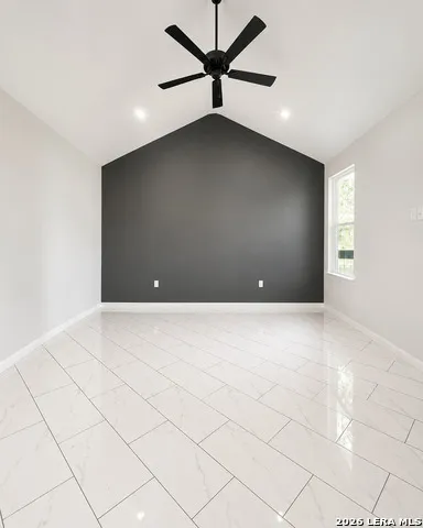 100 TIMBER RDG La Vernia, TX 78121