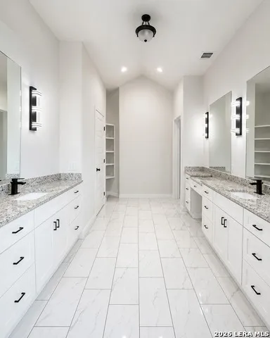 100 TIMBER RDG La Vernia, TX 78121