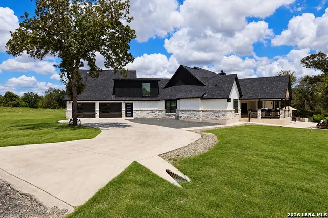 100 TIMBER RDG La Vernia, TX 78121