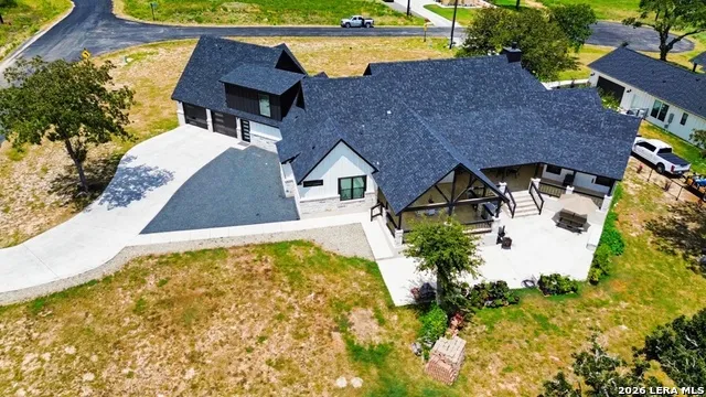 100 TIMBER RDG La Vernia, TX 78121