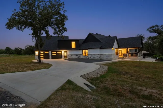 100 TIMBER RDG La Vernia, TX 78121