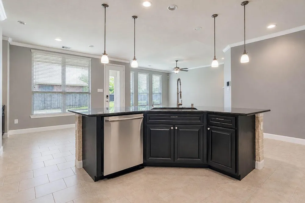 5303 Mesquite Willow Lane Rosharon, TX 77583