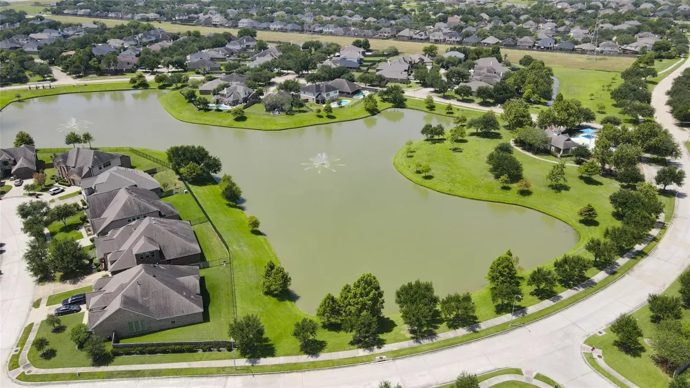 5303 Mesquite Willow Lane Rosharon, TX 77583