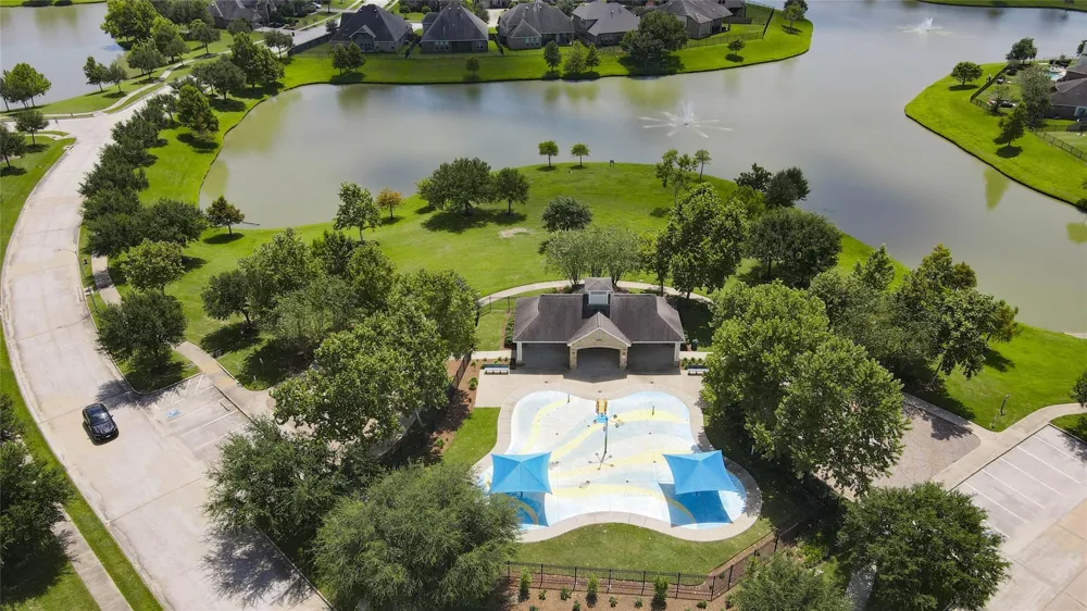 5303 Mesquite Willow Lane Rosharon, TX 77583