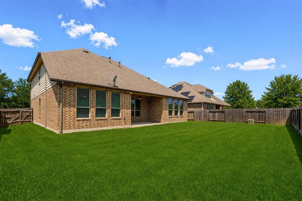 5303 Mesquite Willow Lane Rosharon, TX 77583