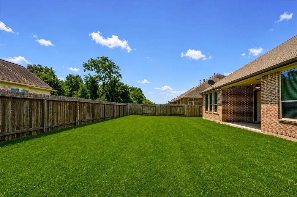 5303 Mesquite Willow Lane Rosharon, TX 77583