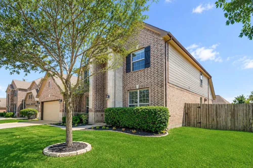 5303 Mesquite Willow Lane Rosharon, TX 77583