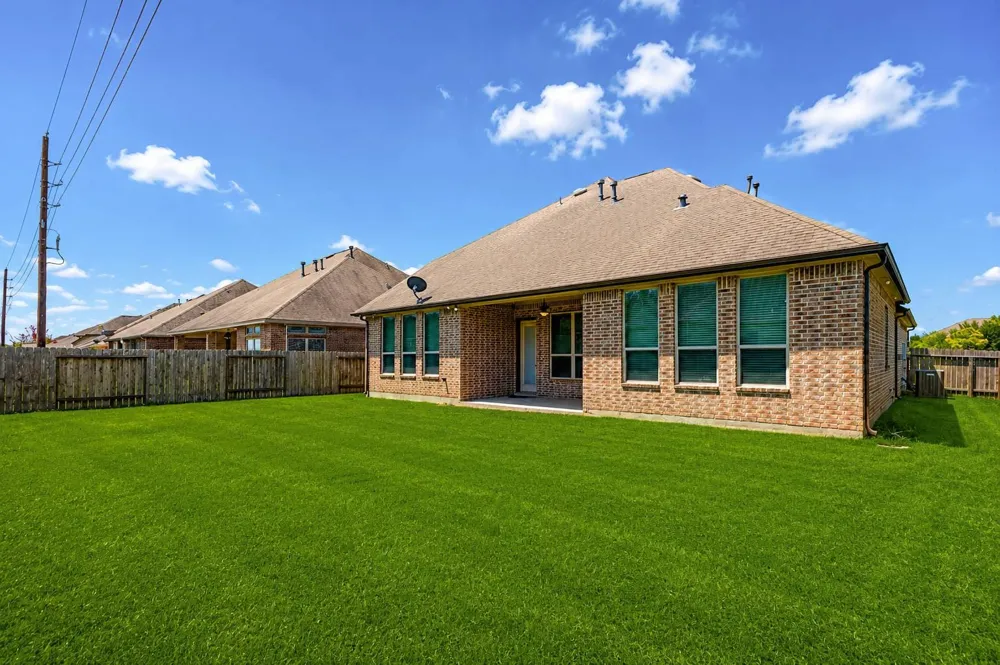 5303 Mesquite Willow Lane Rosharon, TX 77583