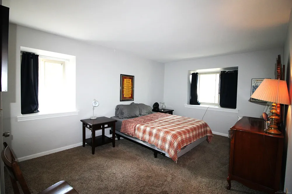 433 Riviera Drive St Clair Shores City, MI 48080