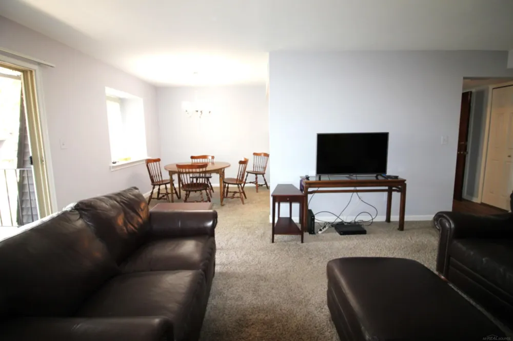 433 Riviera Drive St Clair Shores City, MI 48080