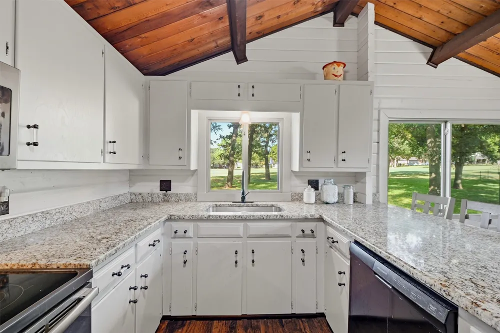 914 Kiowa Drive W Lake Kiowa, TX 76240