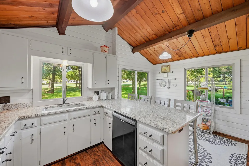 914 Kiowa Drive W Lake Kiowa, TX 76240