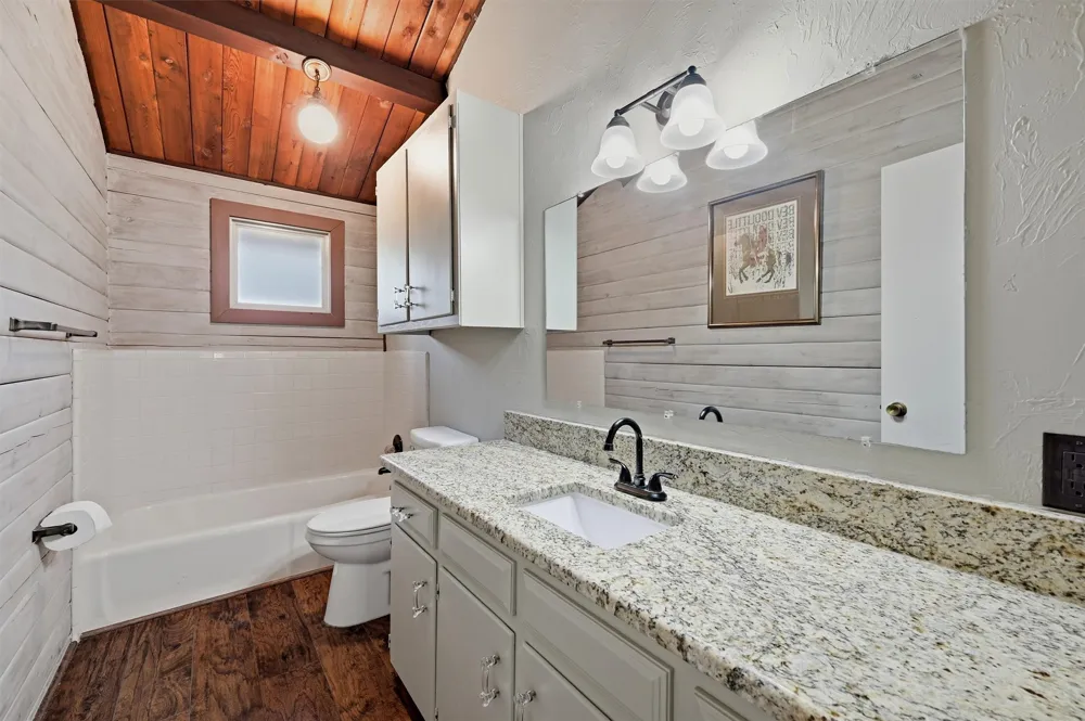 914 Kiowa Drive W Lake Kiowa, TX 76240
