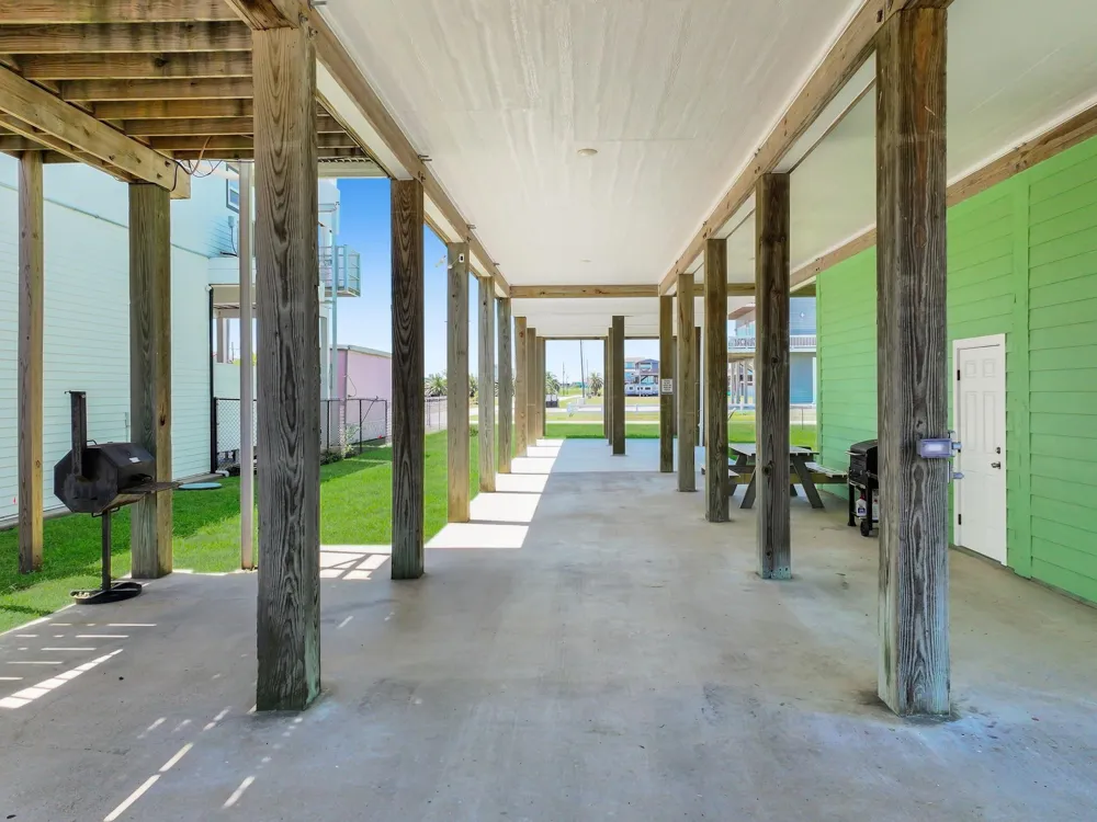 873 Townsend Drive Crystal Beach, TX 77650