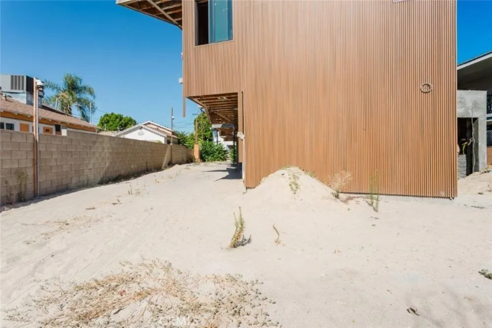 6651 Camellia Avenue Los Angeles, CA 91606
