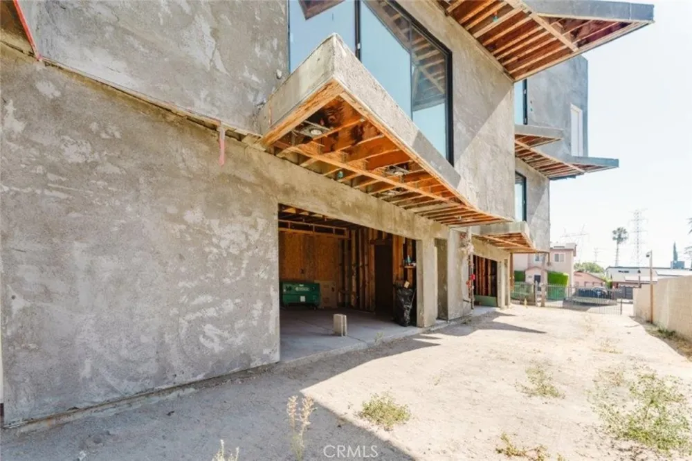 6651 Camellia Avenue Los Angeles, CA 91606