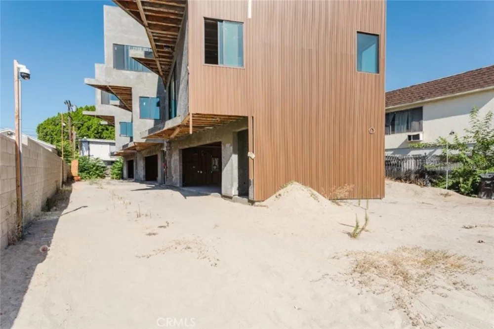 6651 Camellia Avenue Los Angeles, CA 91606