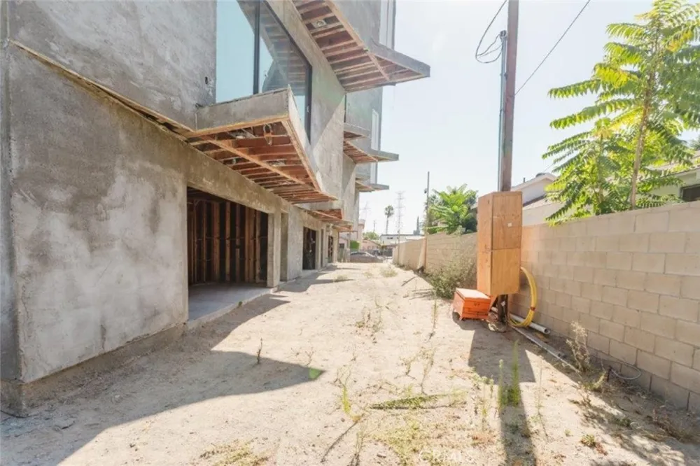 6651 Camellia Avenue Los Angeles, CA 91606