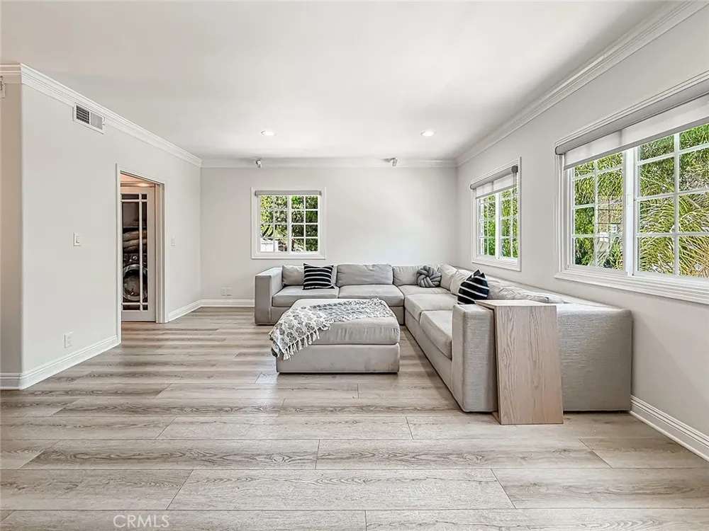 21047 Dumetz Road Woodland Hills, CA 91364