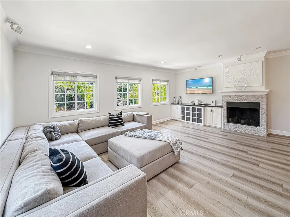 21047 Dumetz Road Woodland Hills, CA 91364