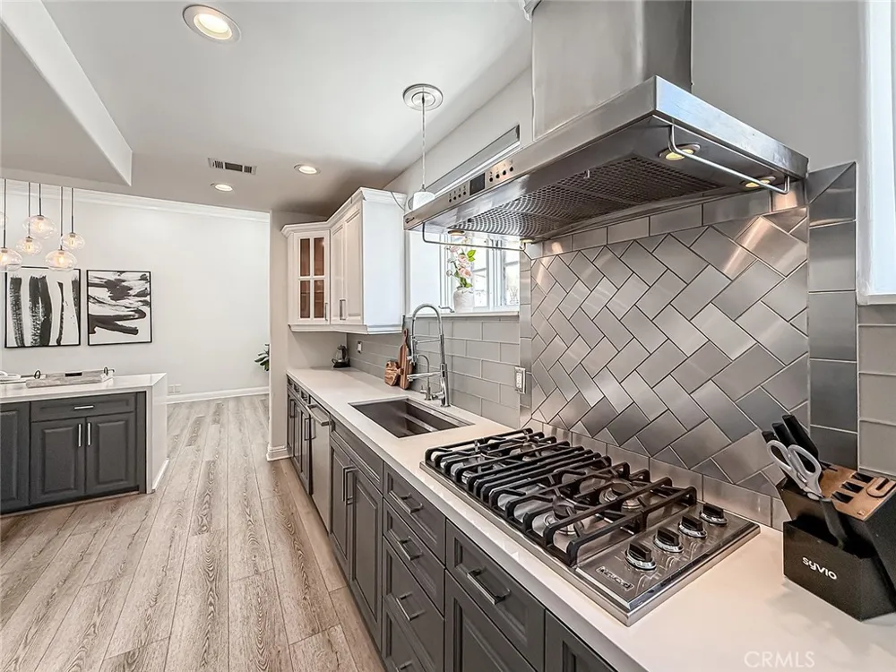 21047 Dumetz Road Woodland Hills, CA 91364