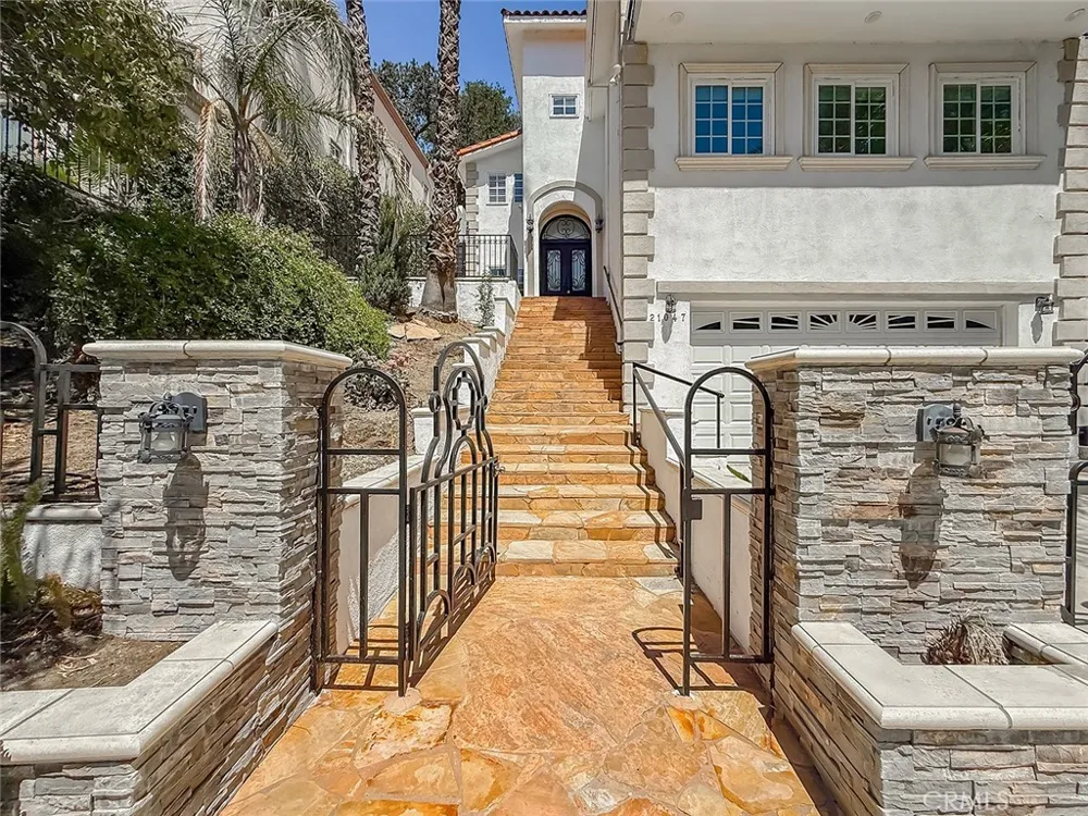 21047 Dumetz Road Woodland Hills, CA 91364
