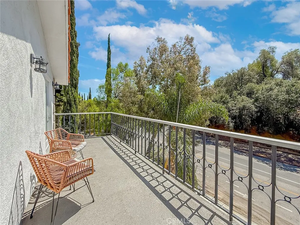 21047 Dumetz Road Woodland Hills, CA 91364