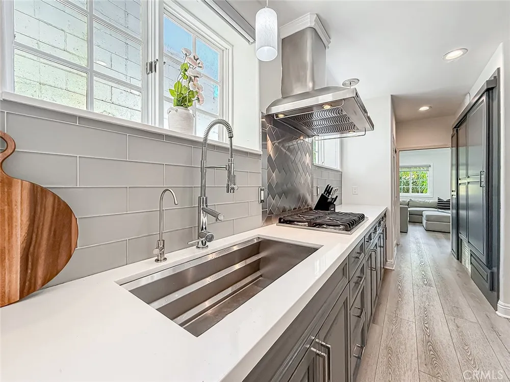 21047 Dumetz Road Woodland Hills, CA 91364