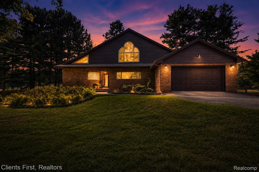 9022 Kingston Court Hamburg Township, MI 48169