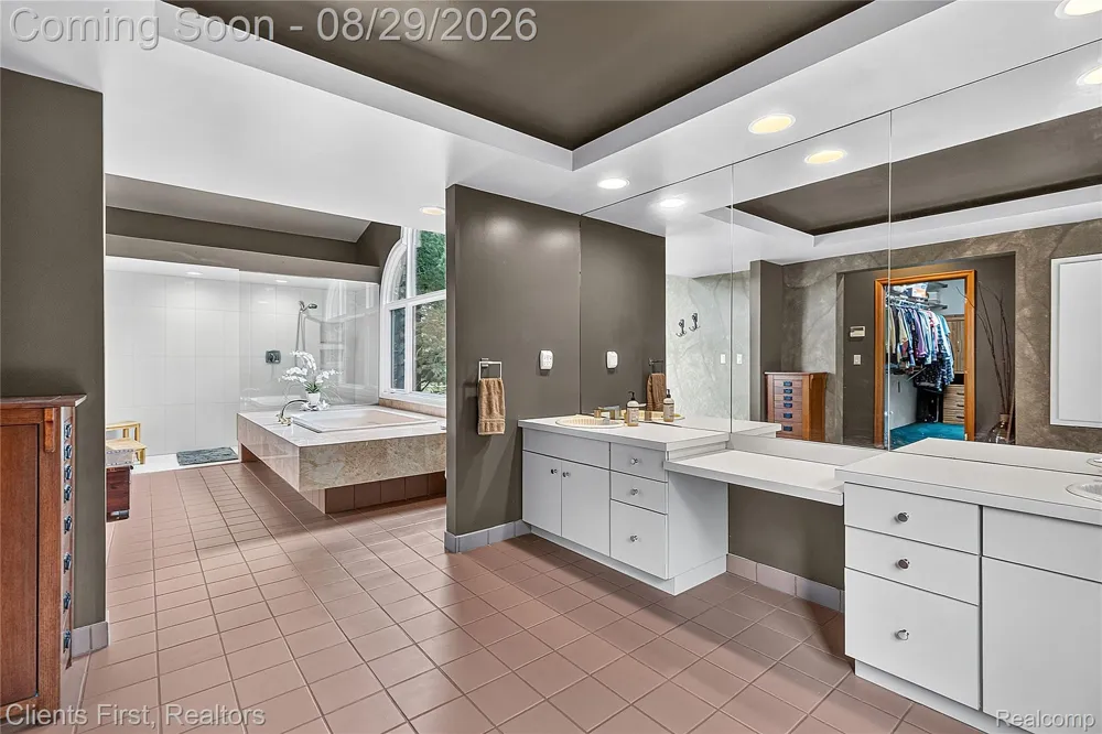 9022 Kingston Court Hamburg Township, MI 48169