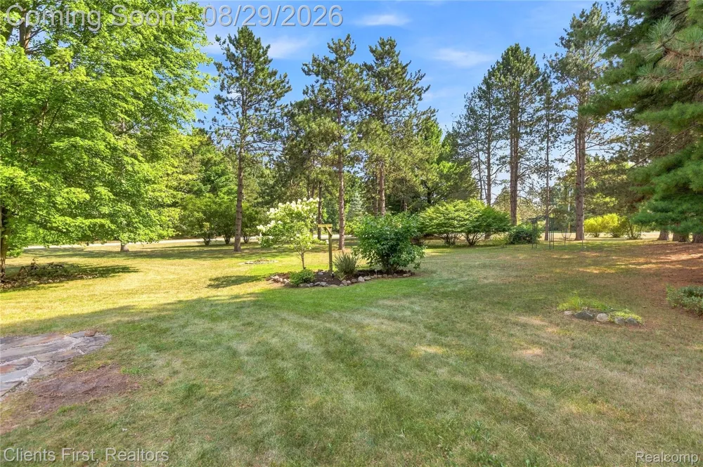 9022 Kingston Court Hamburg Township, MI 48169